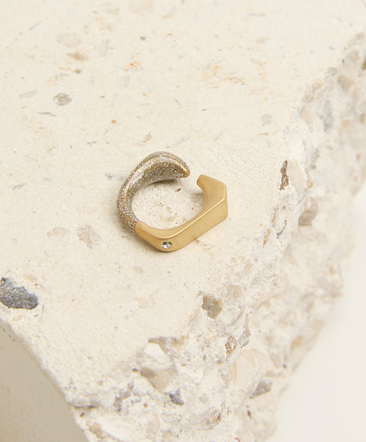 Pendiente tipo earcuff esmalte glitter con circonita brillante de Idelmina en baño de oro, diseño sin perforación