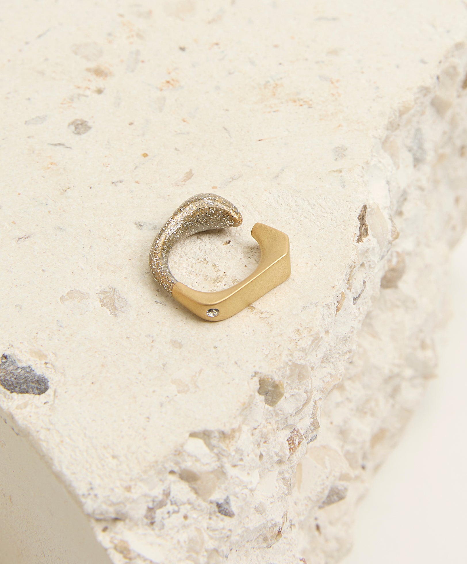 Pendiente tipo earcuff esmalte glitter con circonita brillante de Idelmina en baño de oro, diseño sin perforación